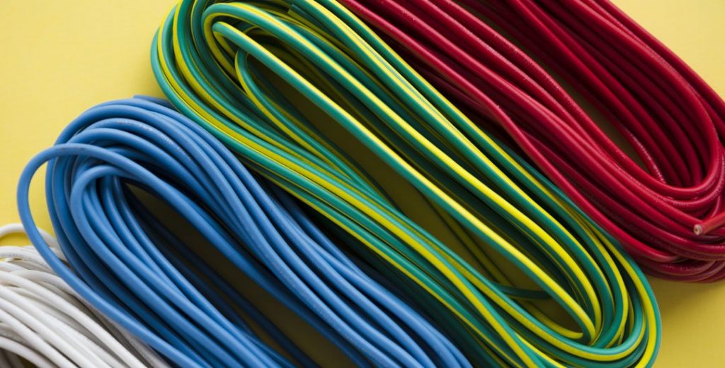 Comment doit être le câble de la caméra ? Comment est-il fait?